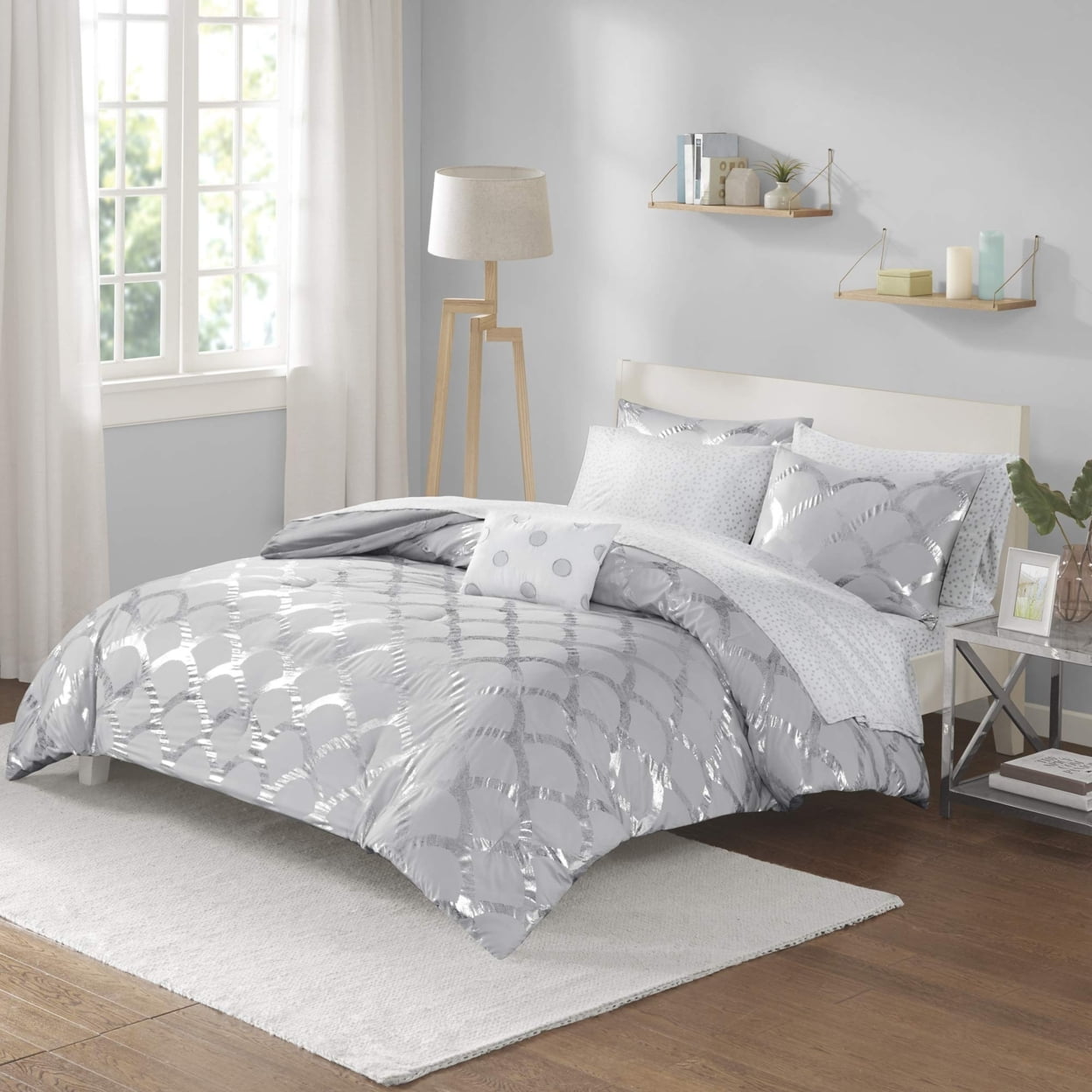 Intelligent Design Ultra Soft 8-Piece Gray Metallic Scallop Print Bed in a Bag Full Comforter Set with Sheets