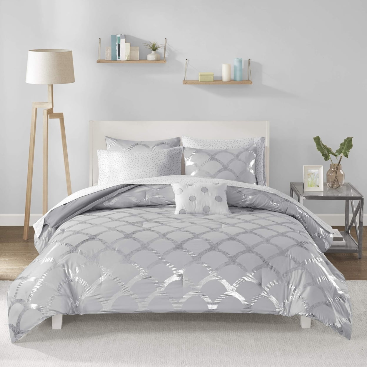 Intelligent Design Ultra Soft 8-Piece Gray Metallic Scallop Print Bed in a Bag Full Comforter Set with Sheets